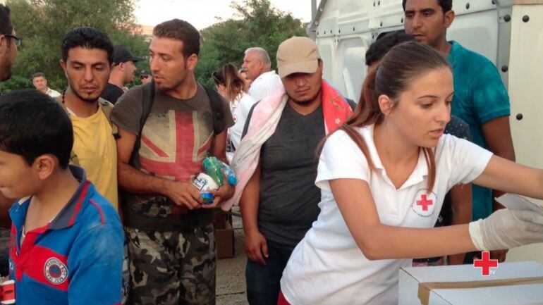 Equipo de Cruz Roja en un campo de refugiados