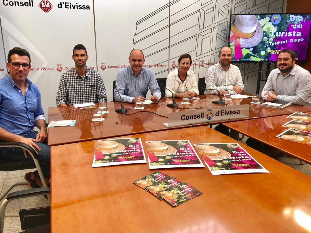 Consell y ayuntamientos colaboran en el Día del Turista