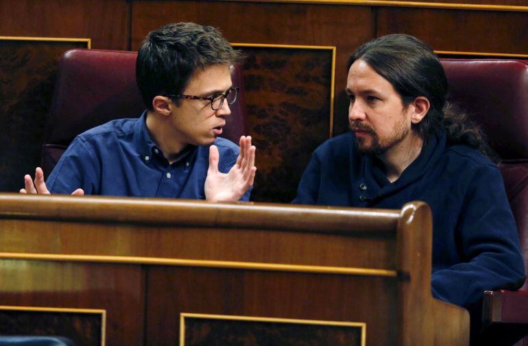 Los diputados de Unidos Podemos Íñigo Errejón y Pablo Iglesias (d) durante un pleno del Congreso