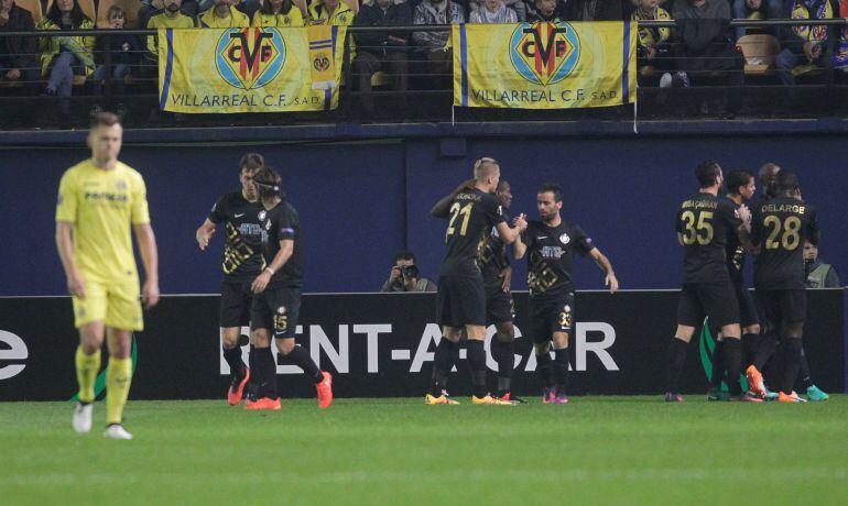 El equipo turco celebra un gol en El Madrigal