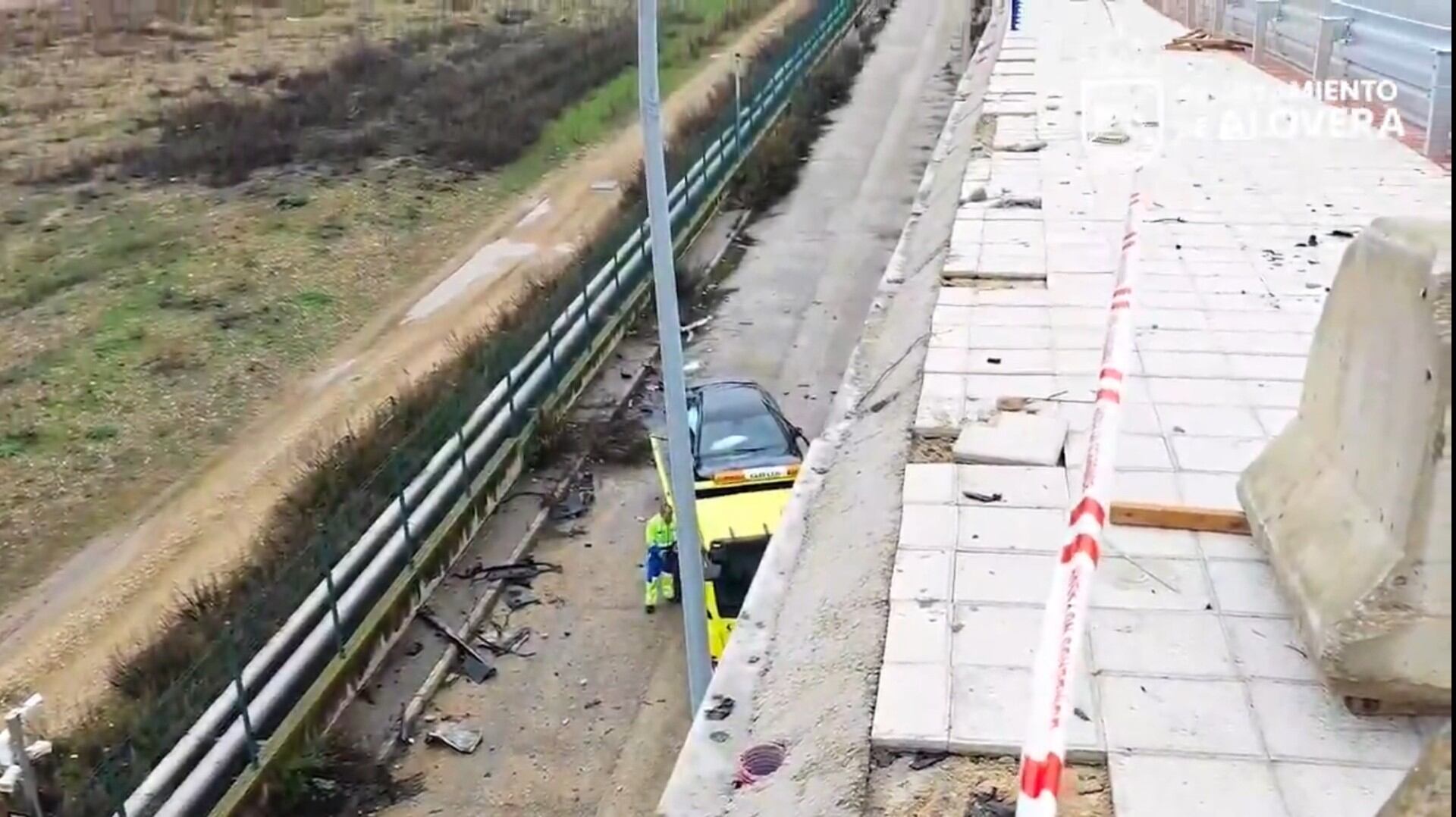 El vehículo siniestrado bajo el puente/Foto Ayto. Alovera