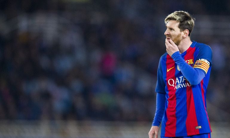 Messi se lamenta tras un nuevo tropiezo en Anoeta 