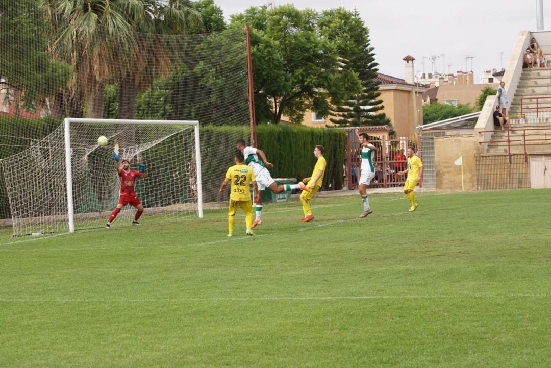 El delantero Mourad anota de cabeza el segundo gol del Ilicitano