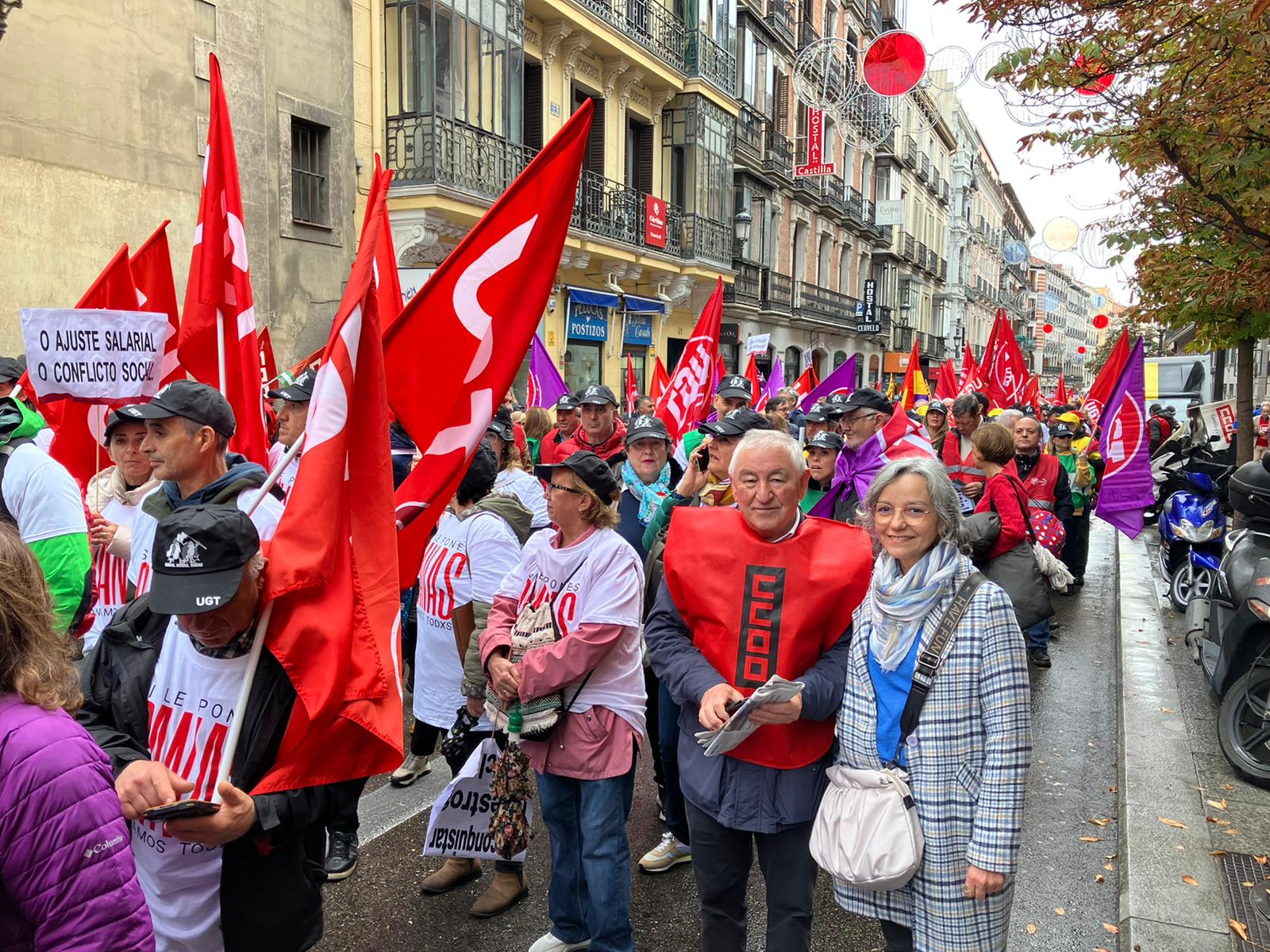 Suso Díaz, padre de la ministra de Trabajo, ha participado este jueves en la manifestación convocada por UGT y CCOO en Madrid para pedir una subida de salarios que garantice el poder adquisitivo de la clase trabajadora.