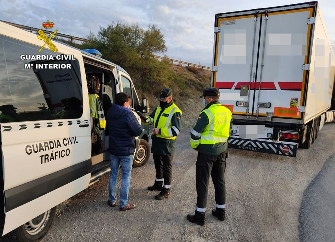 La Guardia Civil investiga a un camionero que circulaba por la A-7 sextuplicando la tasa máxima de alcohol permitida