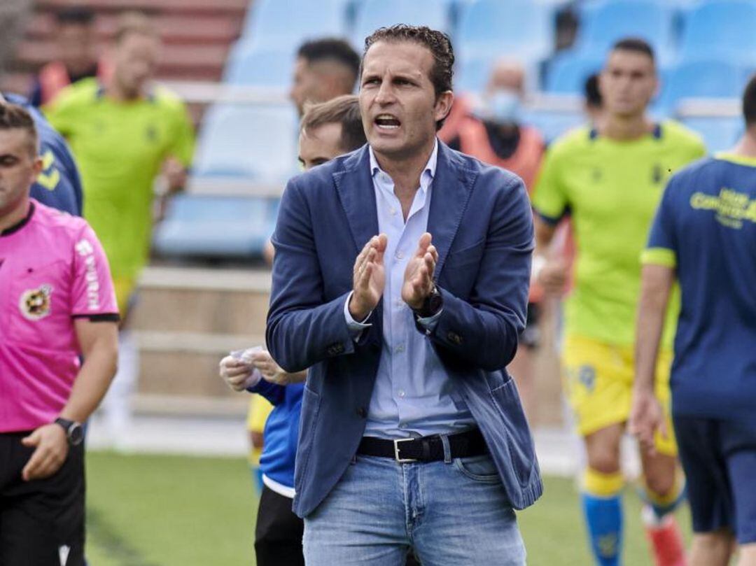 Rubén Baraja aplaude a sus jugadores durante el último partido contra Las Palmas