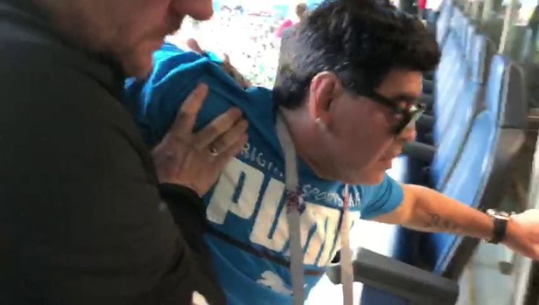 Maradona, auxiliado para poder salir del estadio