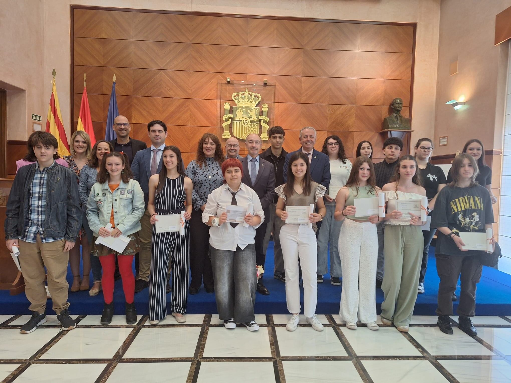 Foto de familia de los premiados con las autoridades. Foto: Delegación del Gobierno en Aragón
