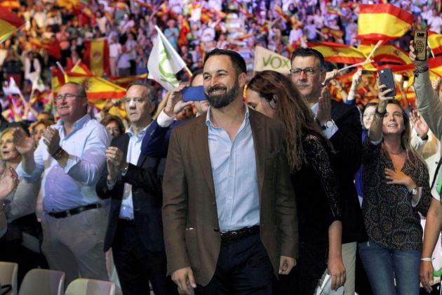 El presidente de Vox, Santiago Abascal, durante el acto que la formación celebra hoy en el Palacio de Vistalegre de Madrid, con el objetivo de llenar el recinto de banderas de España y exigir la convocatoria de elecciones anticipadas.