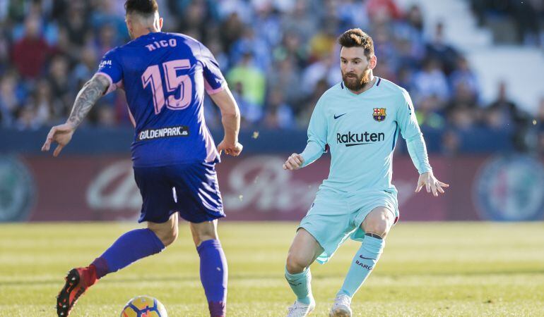 El pepinero Rico (15) ante Messi durante un lance del partido de la primera vuelta disputado en el Estadio Municipal de Butarque.