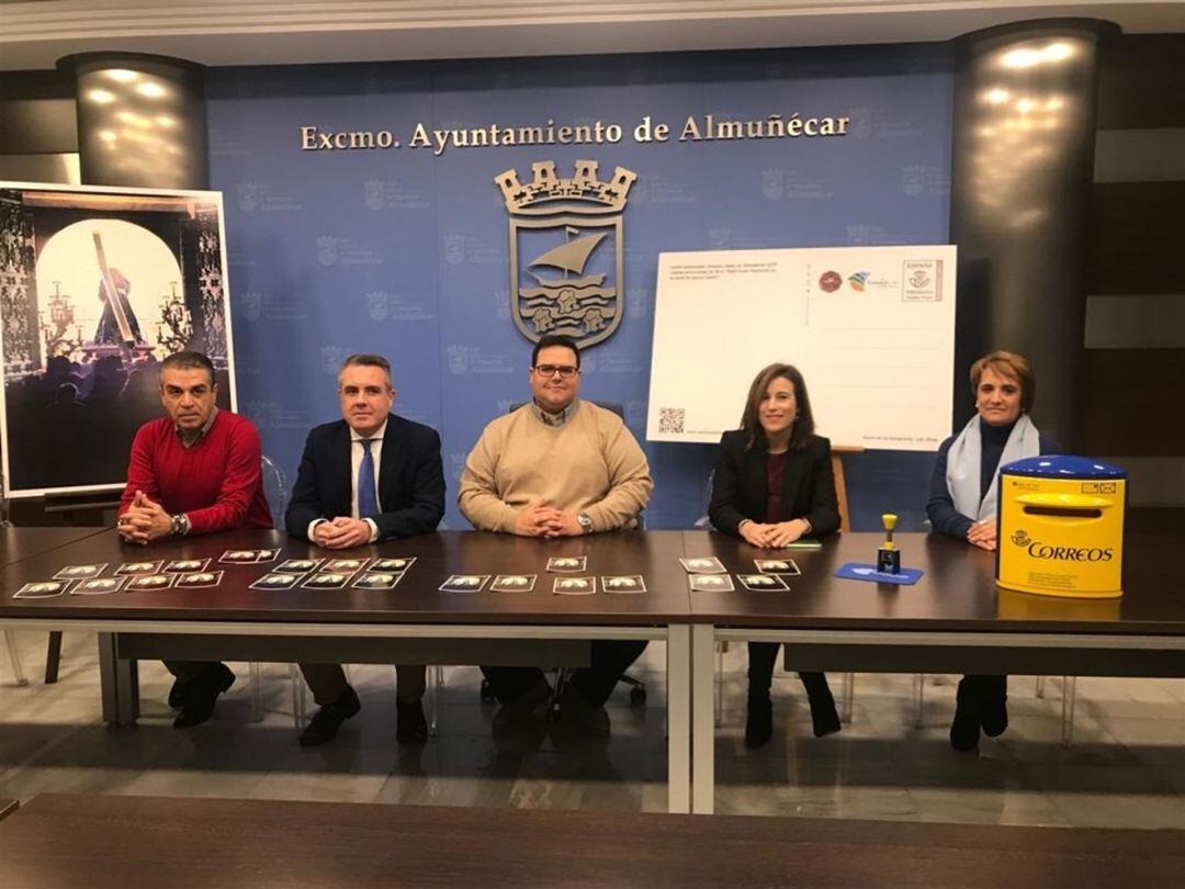 El concejal de Turismo y Comercio, Rafael Caballero Jiménez, el presidente de la Agrupación de Cofradías de Semana Santa de Almuñecar, Francisco Javier Zarcos Cervilla, la directora de la oficina de postal de la localidad, Francisca Aragón Olivares, y la jefa de sector de red de oficinas de Correos en Granada y Málaga, Belén Moreno Martín.