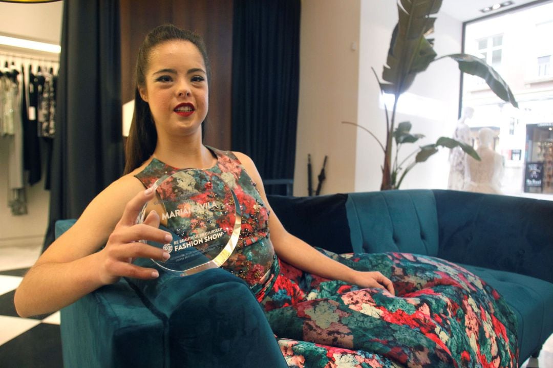 La modelo española con síndrome de Down Marián Ávila recibe el premio