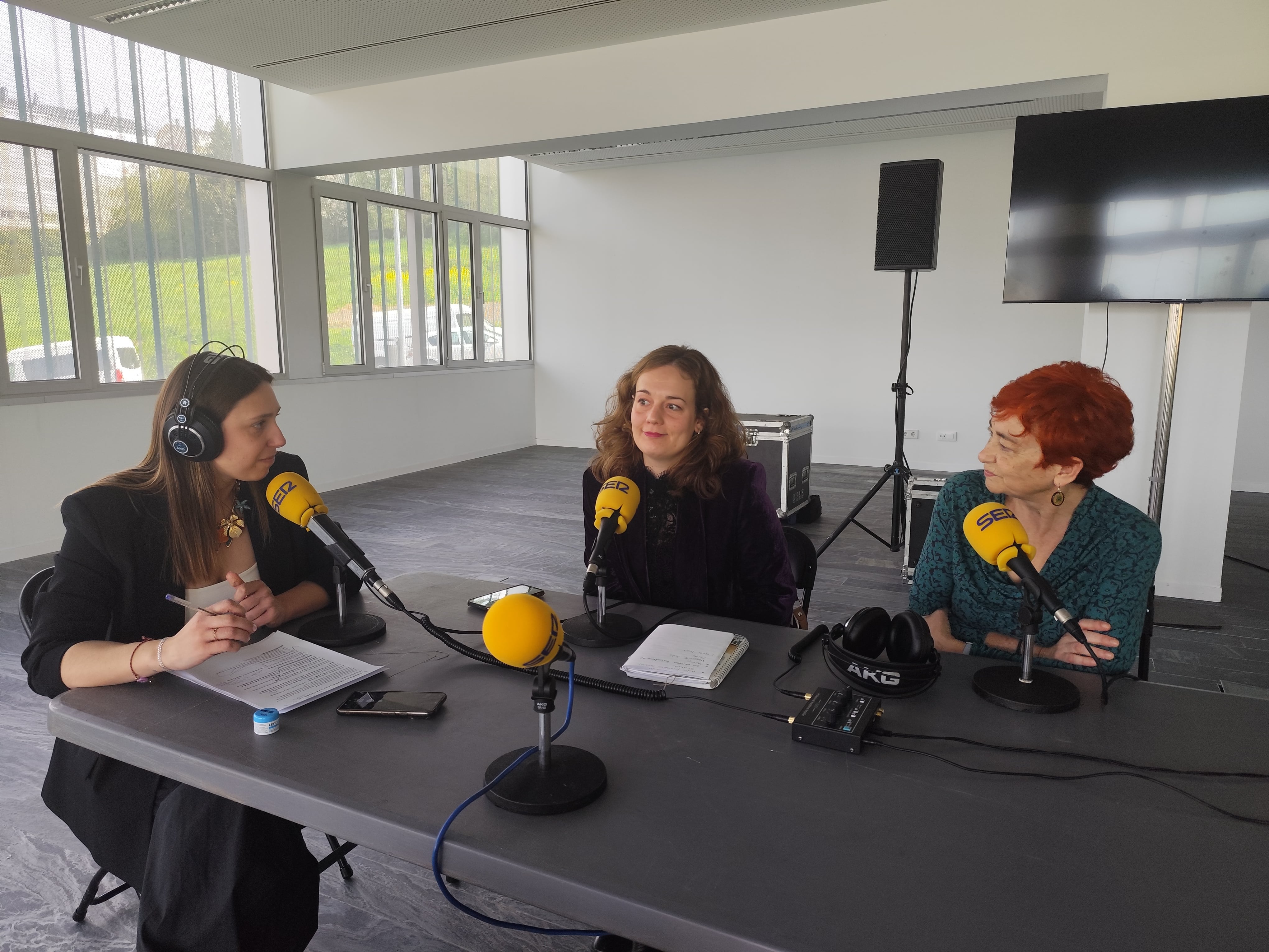 Iria Castro, deputada de Cultura, no medio, e Maite Ferreiro, á dereita, nunha entrevista na véspera dos Mestre Mateo.