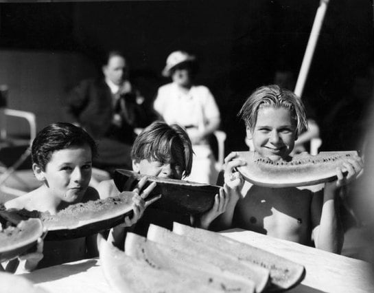 Mickey Rooney, en el centro de la imagen, come un trozo de sandía junto a otros actores infantiles, Freddie Bartolomé y Jackie Cooper