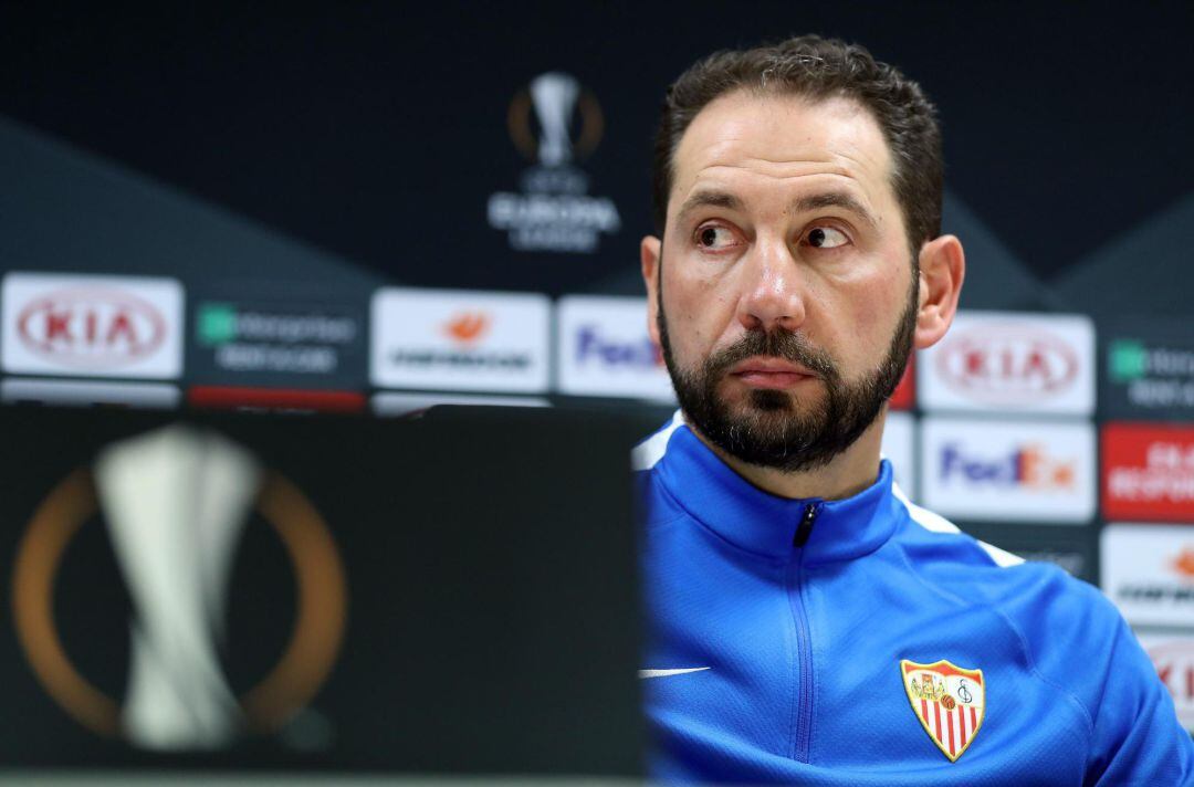 El entrenador del Sevilla FC, Pablo Machín, participa en una rueda de prensa en el Akhisar Arena, en Manisa (Turquía), hoy, 7 de noviembre de 2018, en la víspera de su encuentro ante el Akhisarspor correspondiente al grupo J de la Liga Europa de la UEFA. 