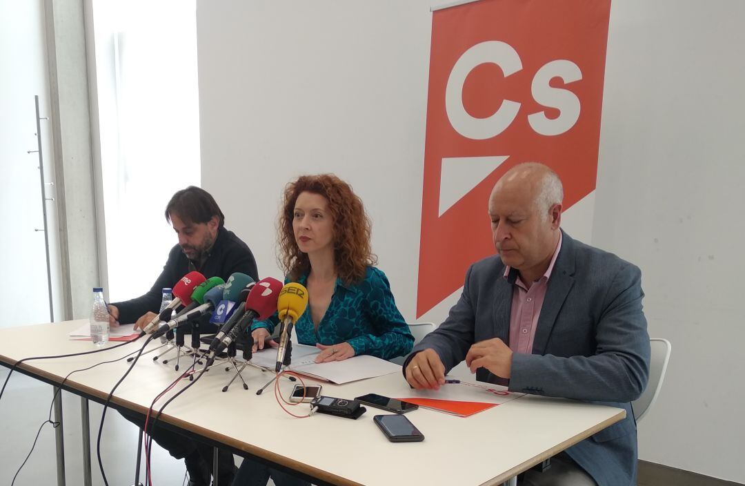 Ana Suárez, junto a Fernando Castaño y Juan José Sánchez, en la rueda de prensa posterior a la reunión entre PP y Cs.