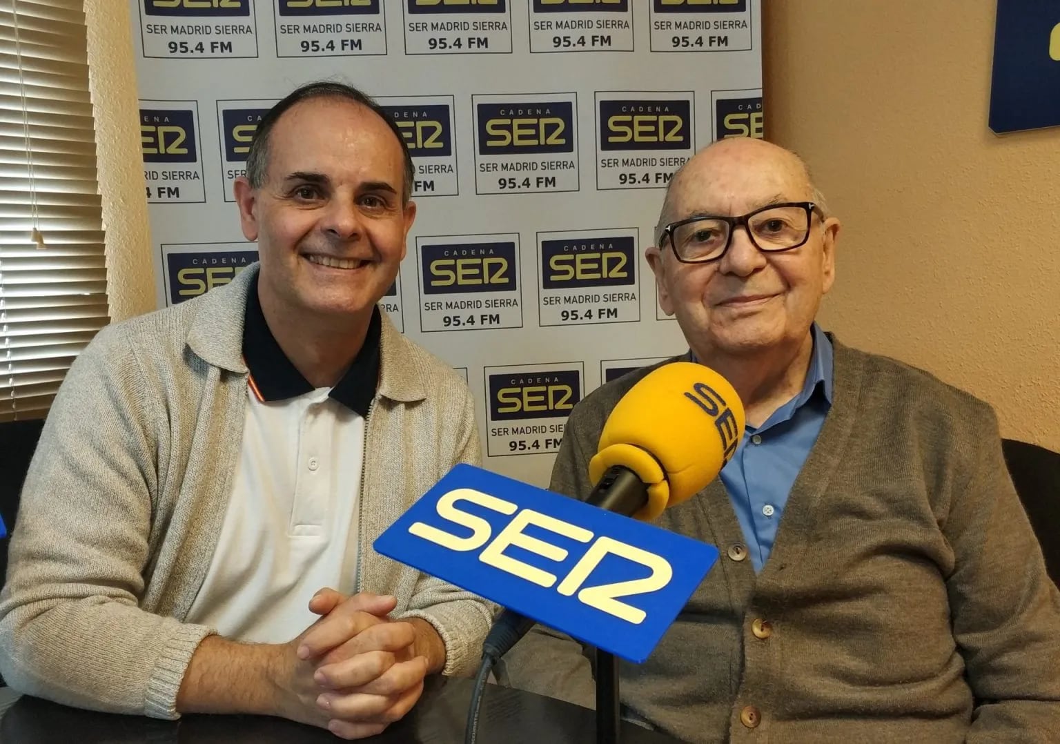 Juan Romero de la Osa, junto a su hijo José Antonio en los estudios de SER Madrid Sierra en octubre de 2022
