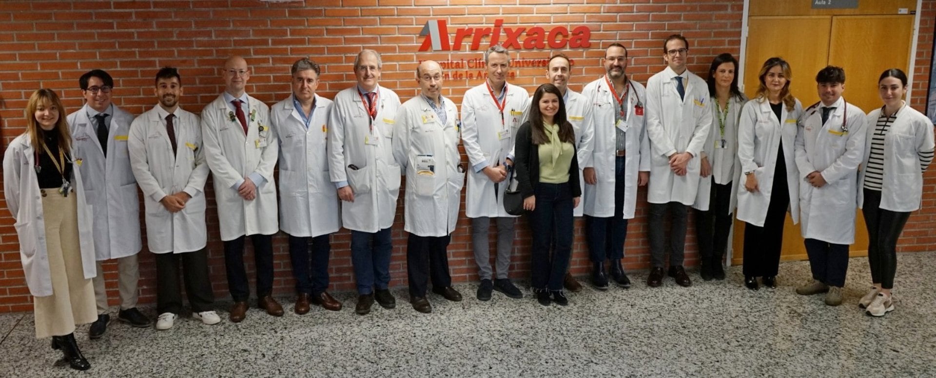 Los cirujanos cardiovasculares de la Arrixaca han extendido esta técnica a otros centros hospitalarios de España y Europa..
El Servicio de Cirugía Cardiovascular del hospital Virgen de la Arrixaca ha superado las 1.000 cirugías de recambio valvular aórtico mínimamente invasivas. Esta técnica supone una reducción de la mortalidad y de las complicaciones en comparación con la realizada mediante la apertura del esternón.