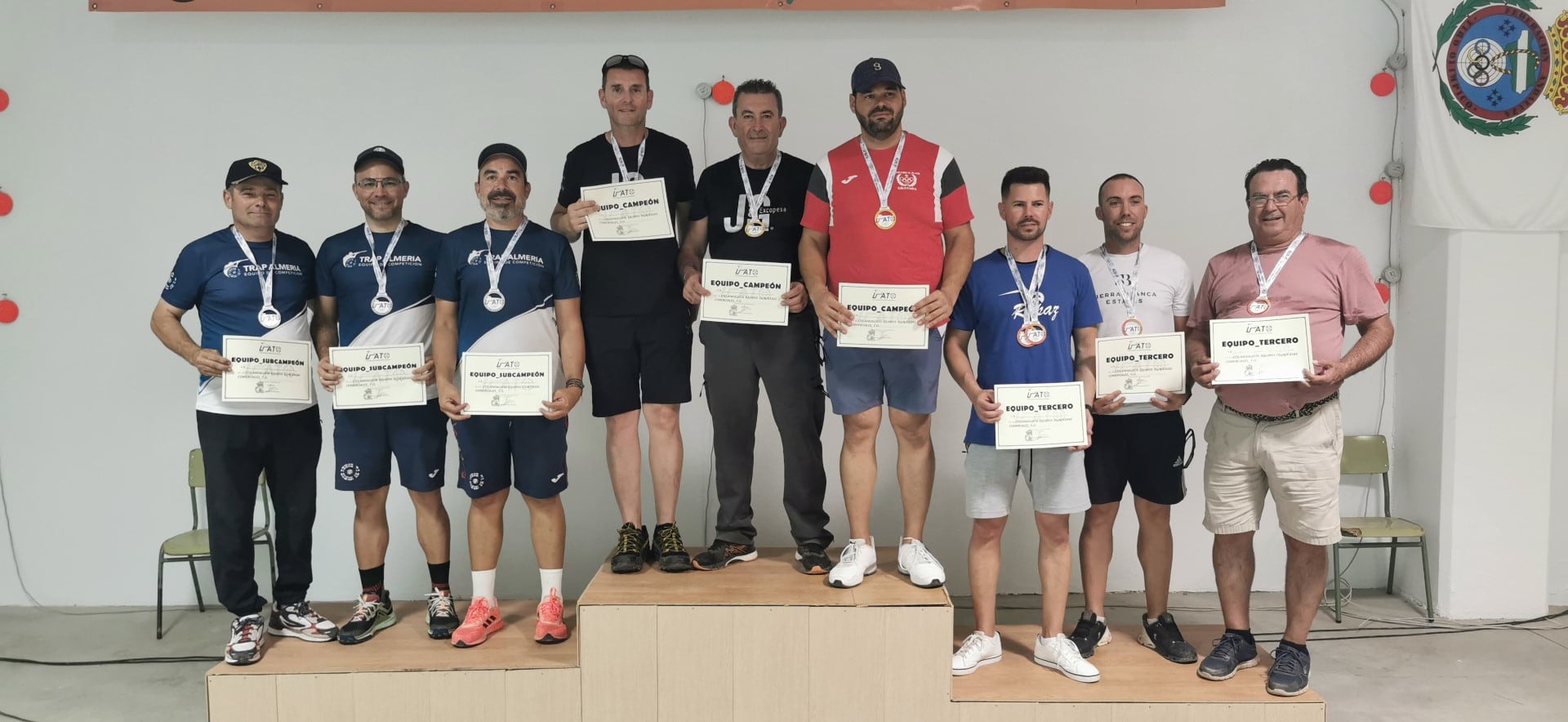 Los protagonistas posando con sus diplomas.