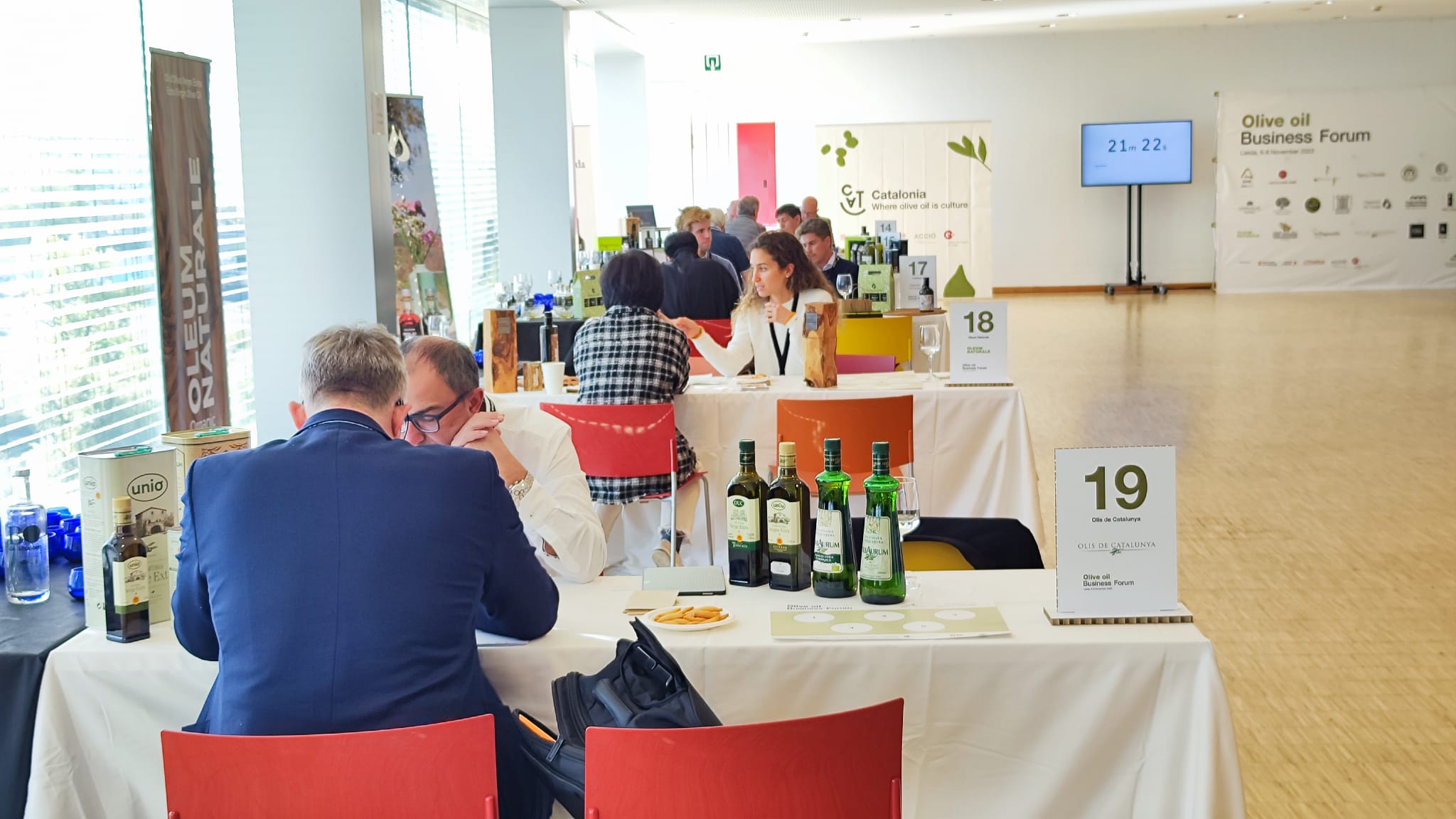 Un moment de les entrevistes de 20 minuts que tenien productors i distribuïdors en aquest II Olive Oil Business Forum celebrat a la Llotja.