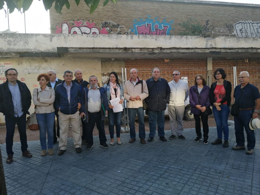 Vecinos del Distrito Sur, frente al polideportivo de la Juventud.