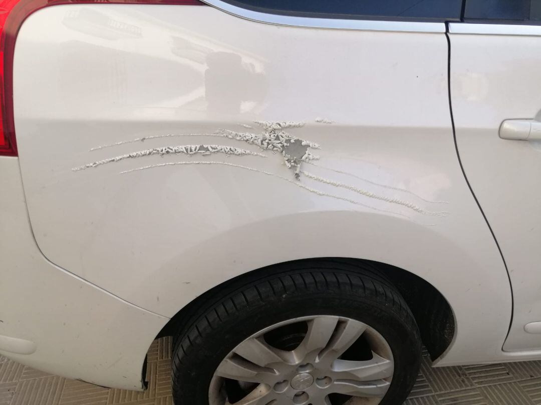 Este es uno de los daños que ha sufrido en su coche la sanitaria Beatriz Alfonso