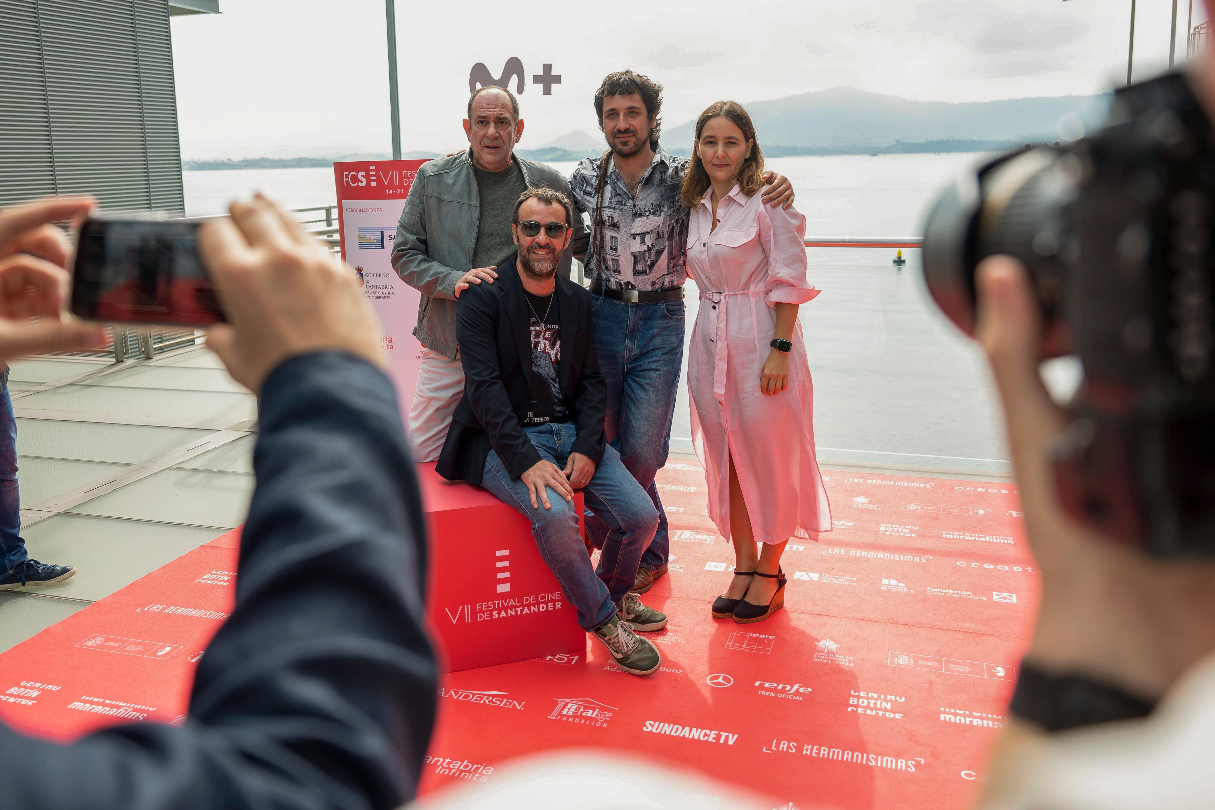 GRAF4249. SANTANDER, 20/09/2023.- El actor Karra Elejalde (i), el director Álex Rodrigo (2d), el creador Agustín Martínez (2i) y la productora Susana Herreras (d), durante la presentación de &quot;Segunda muerte&quot;, la última serie de Movistar Plus+, en el Festival de Cine de Santander, este miércoles. EFE/ Pedro Puente Hoyos
