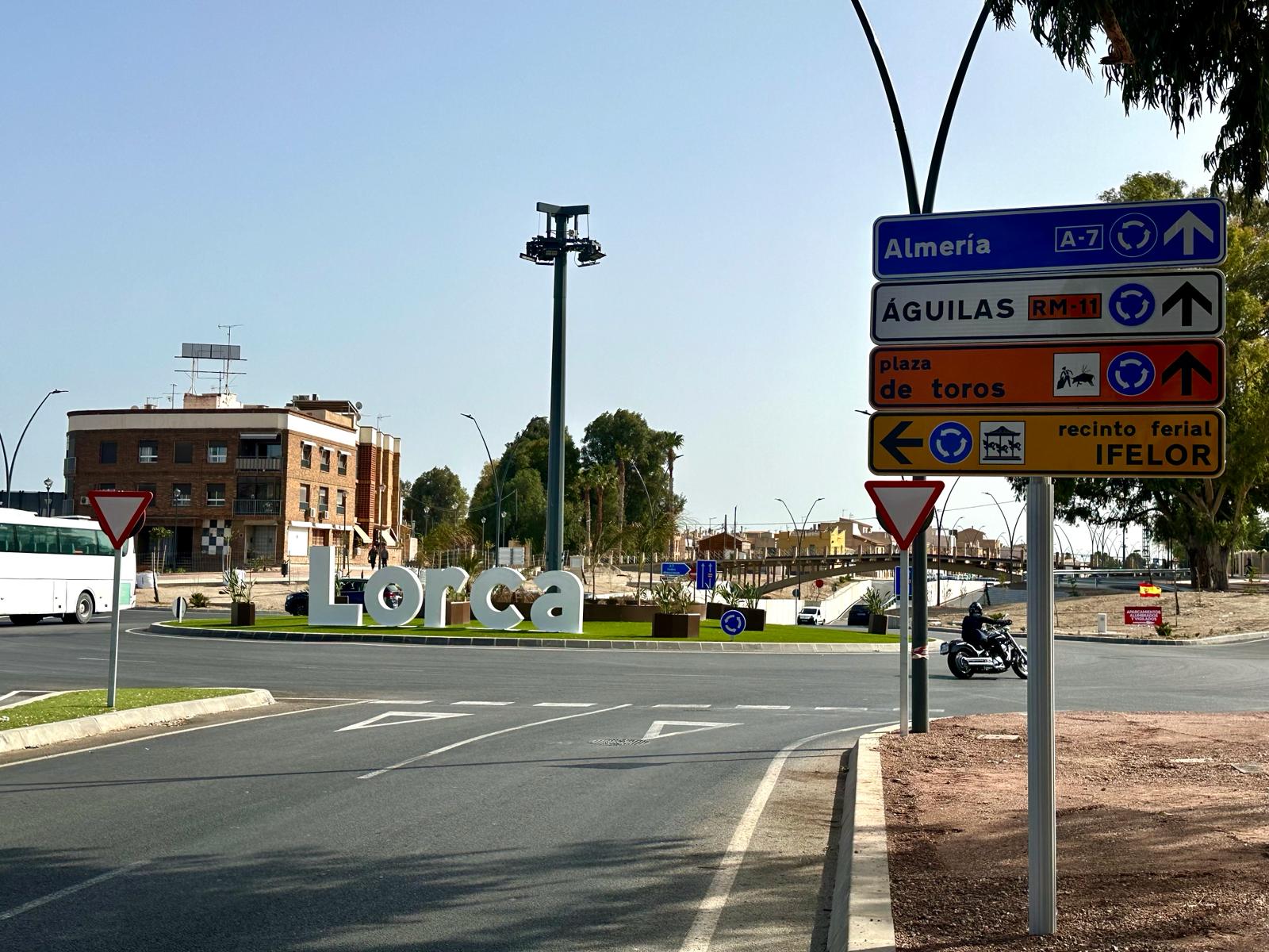 Las letras corpóreas que anuncian &#039;Lorca&#039; cambian de ubicación en una de las rotondas de la nueva ronda de circunvalación.