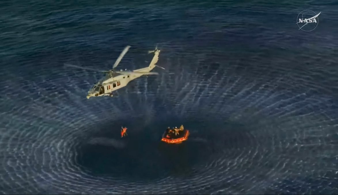 AME2293. BOGOTÁ (COLOMBIA), 10/04/2026.- Captura de imagen de una transmisión de la NASA de un helicóptero transportando a un tripulante de Artemis II luego de salir de la capsula Orión este viernes, en el Pacífico frente a la costa de California (EE.UU.). EFE/ NASA /SOLO USO EDITORIAL /NO VENTAS /SOLO DISPONIBLE PARA ILUSTRAR LA NOTICIA QUE ACOMPAÑA /CRÉDITO OBLIGATORIO