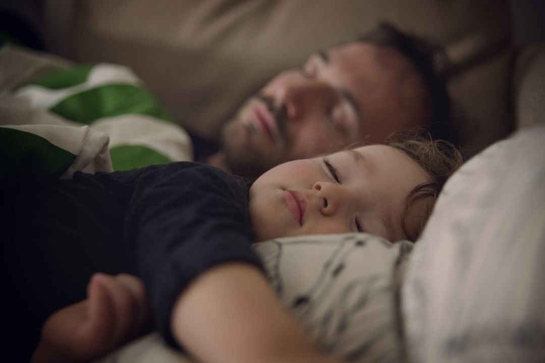 Padre e hijo durante la siesta