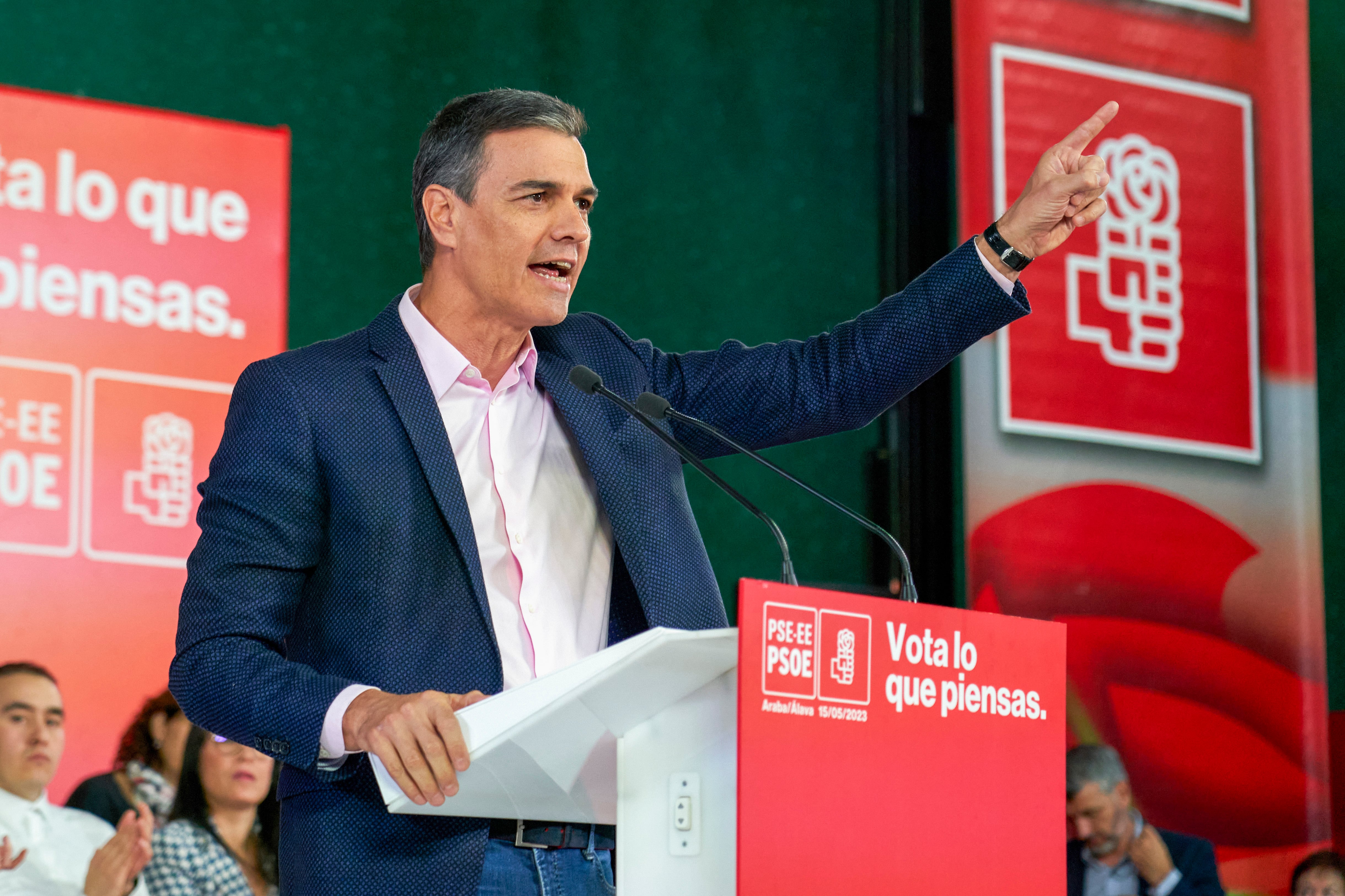 El presidente del Gobierno y líder del PSOE, Pedro Sánchez, participa en un acto electoral este lunes, en Vitoria.