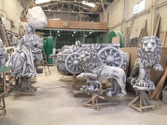 Figuras que formarán la reproducción del monumento de Cibeles, en el taller de Valencia en el que se han construido.