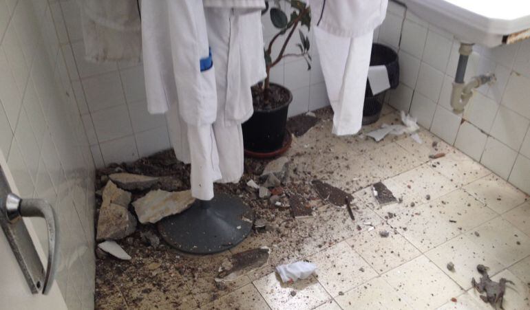 Estado en que se encuentra uno de los baños tras el desprendimiento del techo.