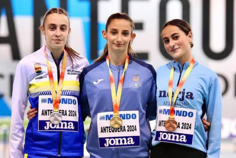 Elena Guiu, en el centro, se proclamó campeona de España