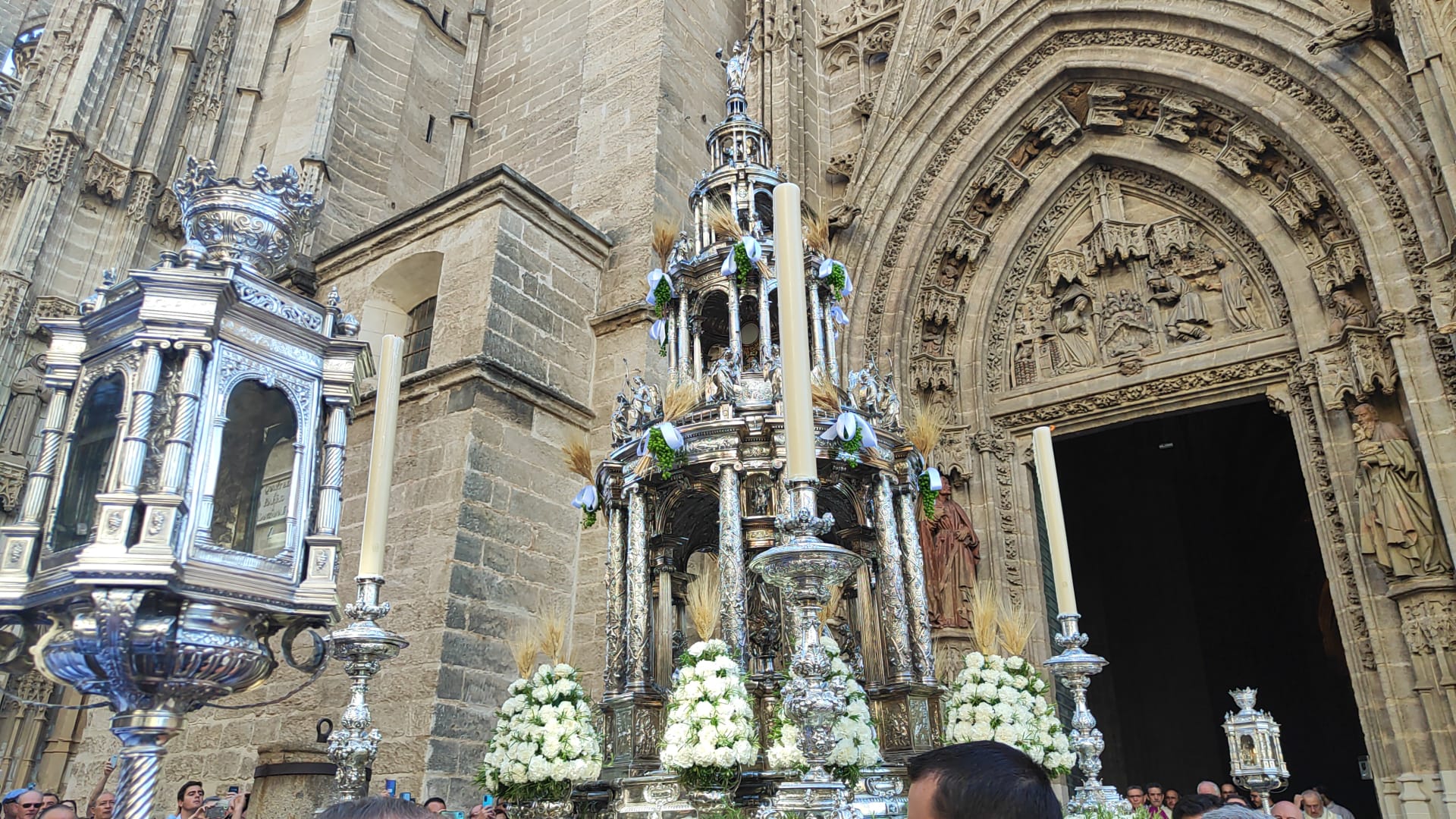 La Custodia de Arfe con que culmina la procesión del Corpus Christi en Sevilla acaba de salir de la Catedral por la Puerta de San Miguel