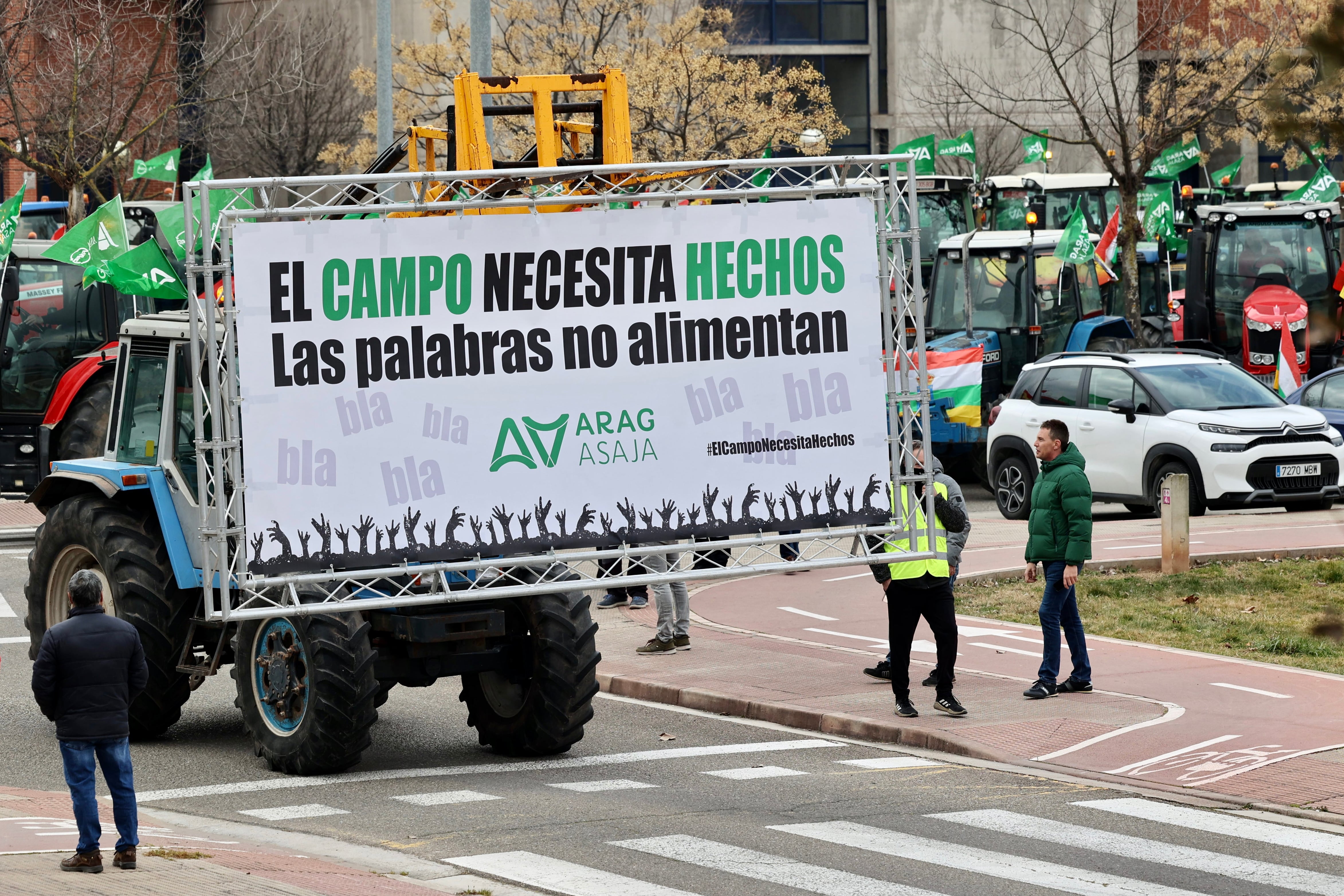 LOGROÑO, 02/03/2023.- Unos 400 tractores, convocados por ARAG-ASAJA, recorren este jueves las calles de Logroño, desde el Palacio de los Deportes al centro de la ciudad, bajo el lema &quot;El campo necesita hechos, las palabras no alimentan&quot;. ARAG-ASAJA reivindica con esta tractorada la rentabilidad para &quot;una agricultura productiva sin dependencia de las subvenciones&quot; y &quot;respeto&quot; para el sector agrario, que sufre, por ejemplo, la bajada de los precios y la falta de control de la Ley de la Cadena Alimentaria. EFE/Raquel Manzanares
