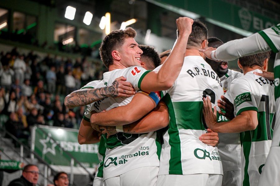 Los jugadores del Elche celebran uno de los goles en la victoria ante el Oviedo