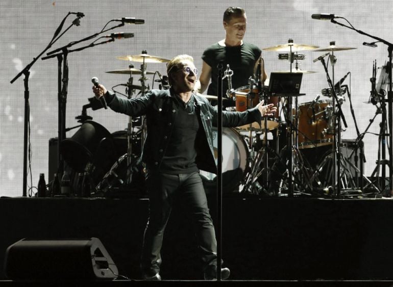 La banda irlandesa U2, con su líder y cantante Bono, durante su actuación en el Estadio Olímpico de Barcelona, el pasado mes de julio.