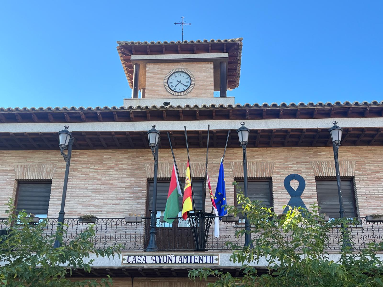 Imagen de archivo de las banderas ondeando a media asta en el Ayuntamiento de Mocejón