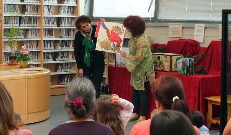 Las sesiones de cuentacuentos infantiles hacen disfrutar tanto a grandes como pequeños