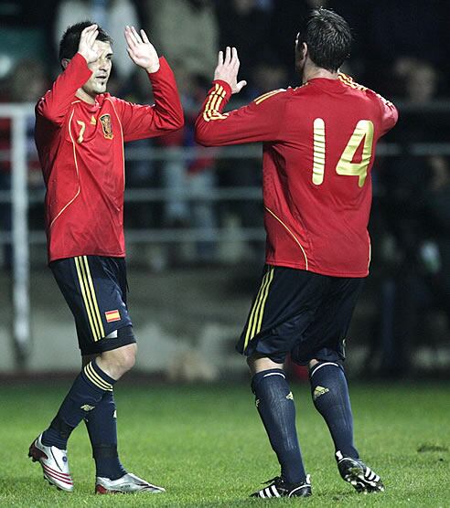 Xabi Alonso y Villa celebran el segundo gol de España