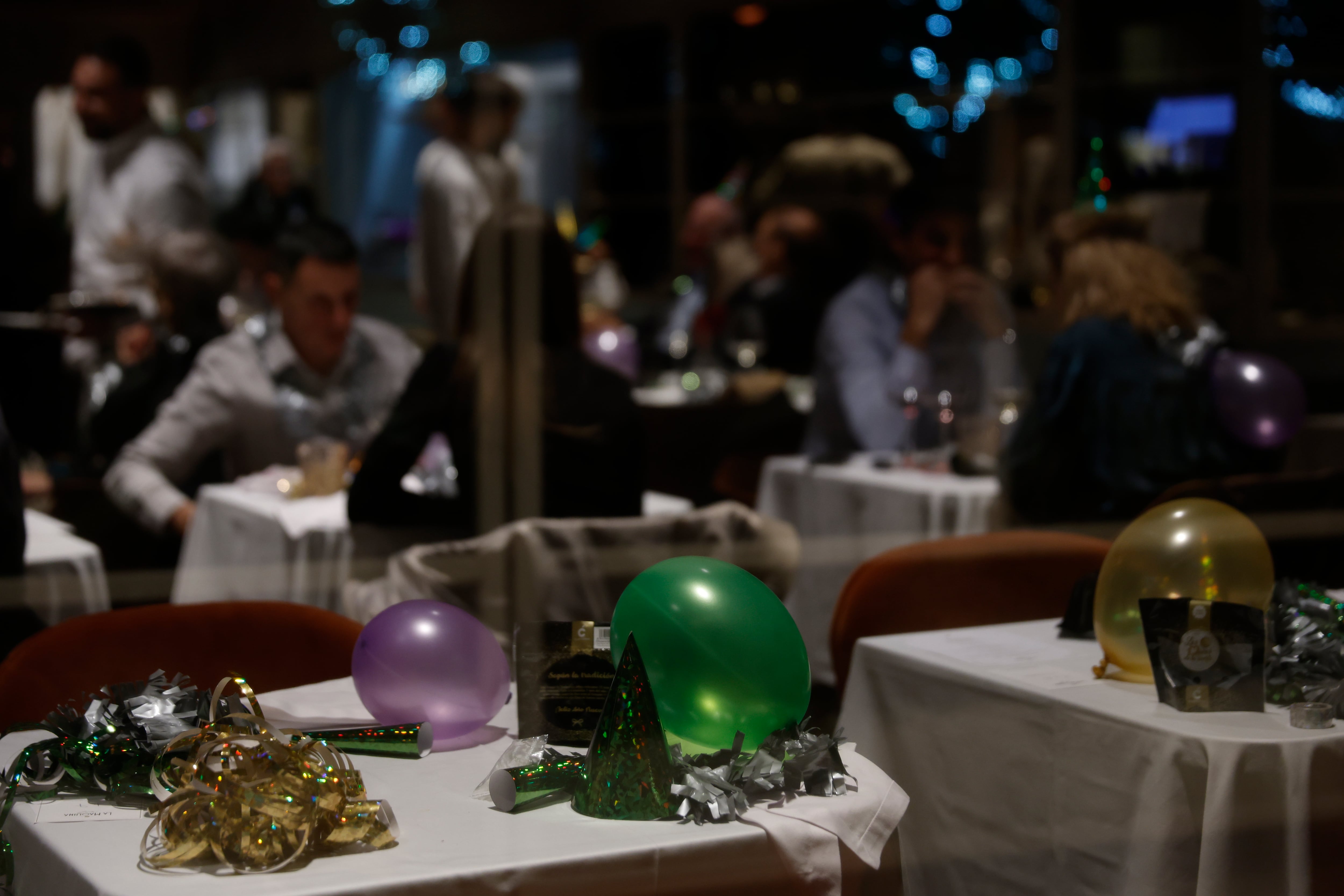 Vista de una mesa vacía tras las celebraciones de Año Nuevo en Málaga. EFE/ Jorge Zapata
