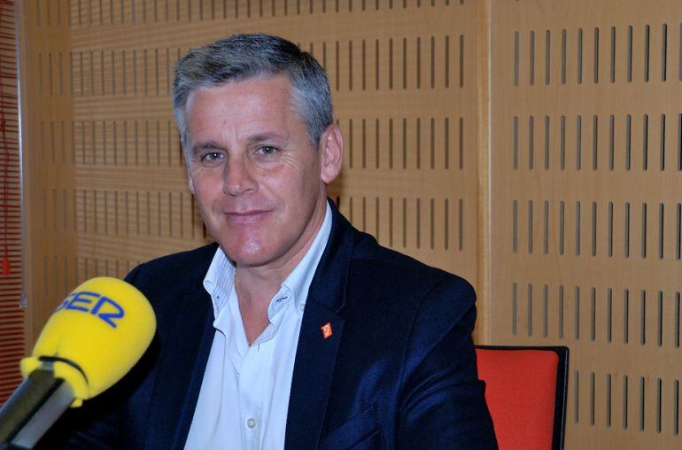 El candidato de Ciudadanos, Javier Cano, en los estudios de Radio Cádiz