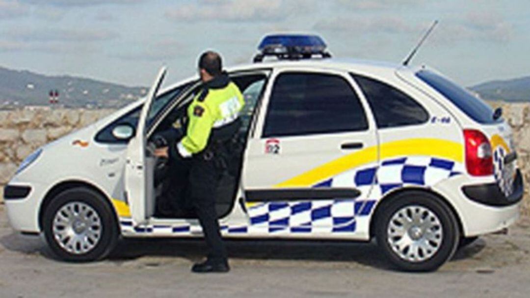 El detingut va amenaçar de mort els agents de la policia local.