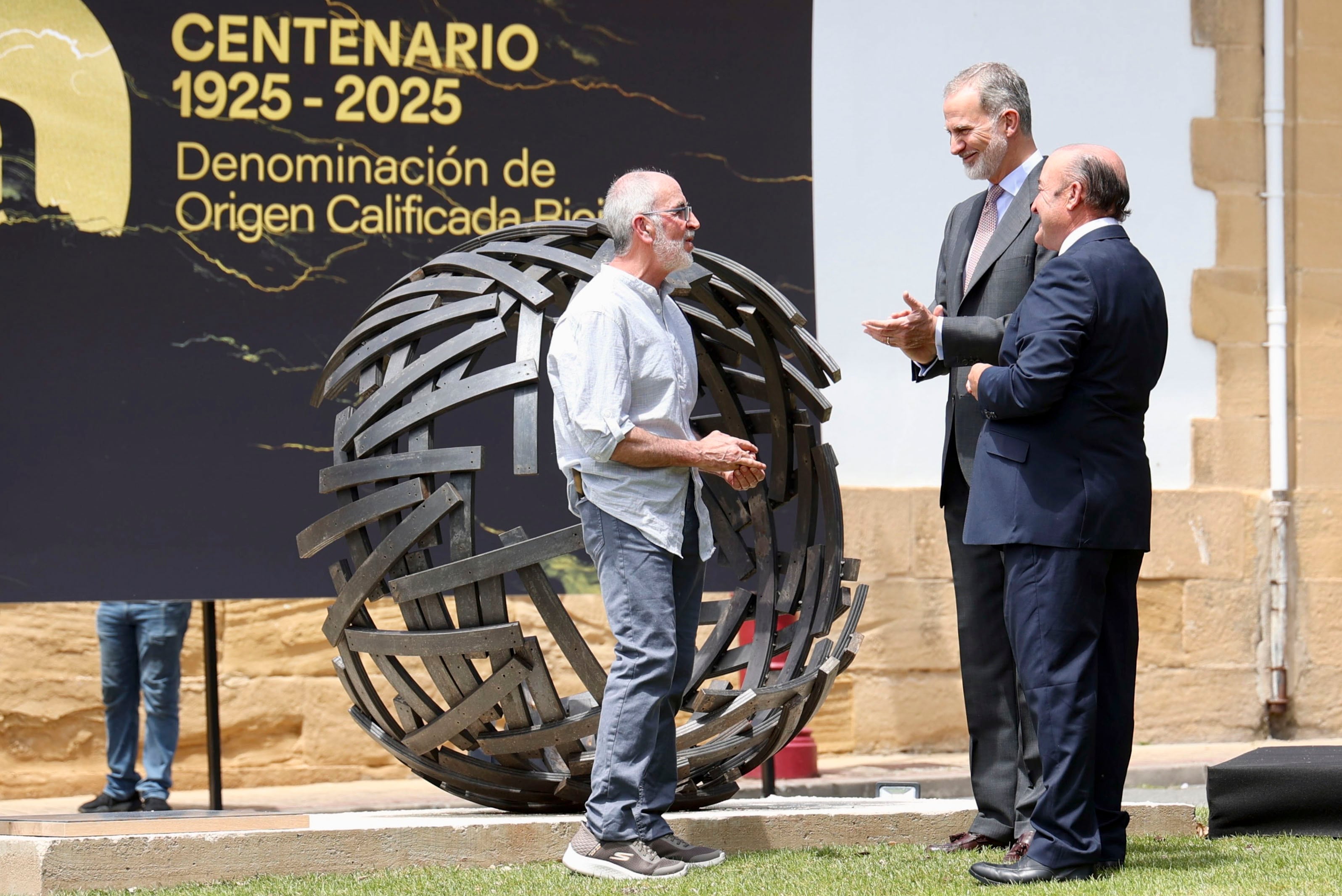 HARO (La Rioja) 05/06/2025.- El rey Felipe VI ha inaugurado este jueves, en la ciudad riojana de Haro, el nuevo Espacio Centenario de Rioja y la escultura Somos tiempo, obra del artista José A. Olarte (i), que conmemora los cien años de la Denominación de Origen Calificada (DOCa) Rioja y que refleja una esfera inacabada. A su lado, el presidente del Consejo Regulador, Fernando Ezquerro (d) EFE/Raquel Manzanares