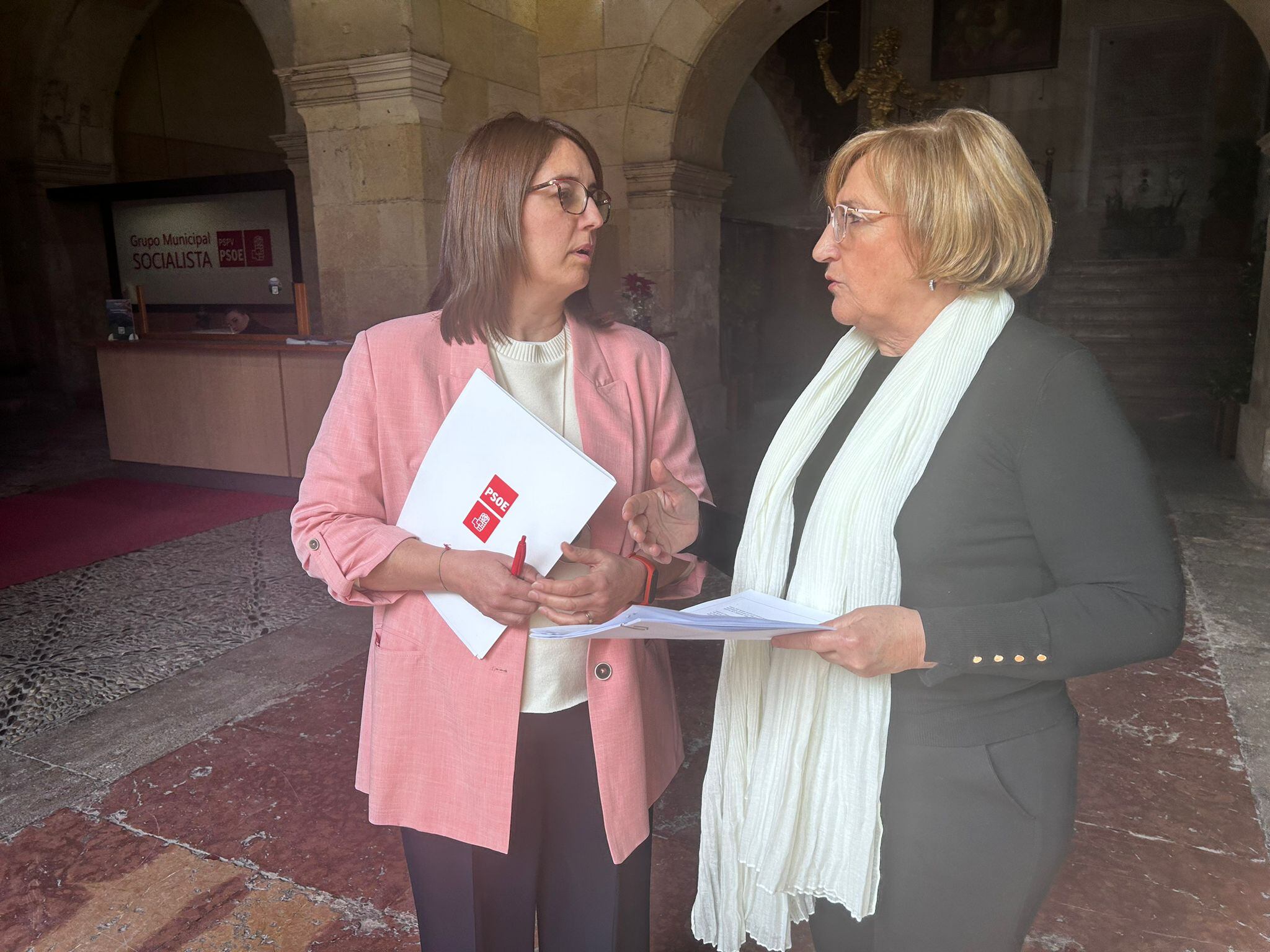 Silvia Castell y Ana Barceló, en el Ayuntamiento de Alicante