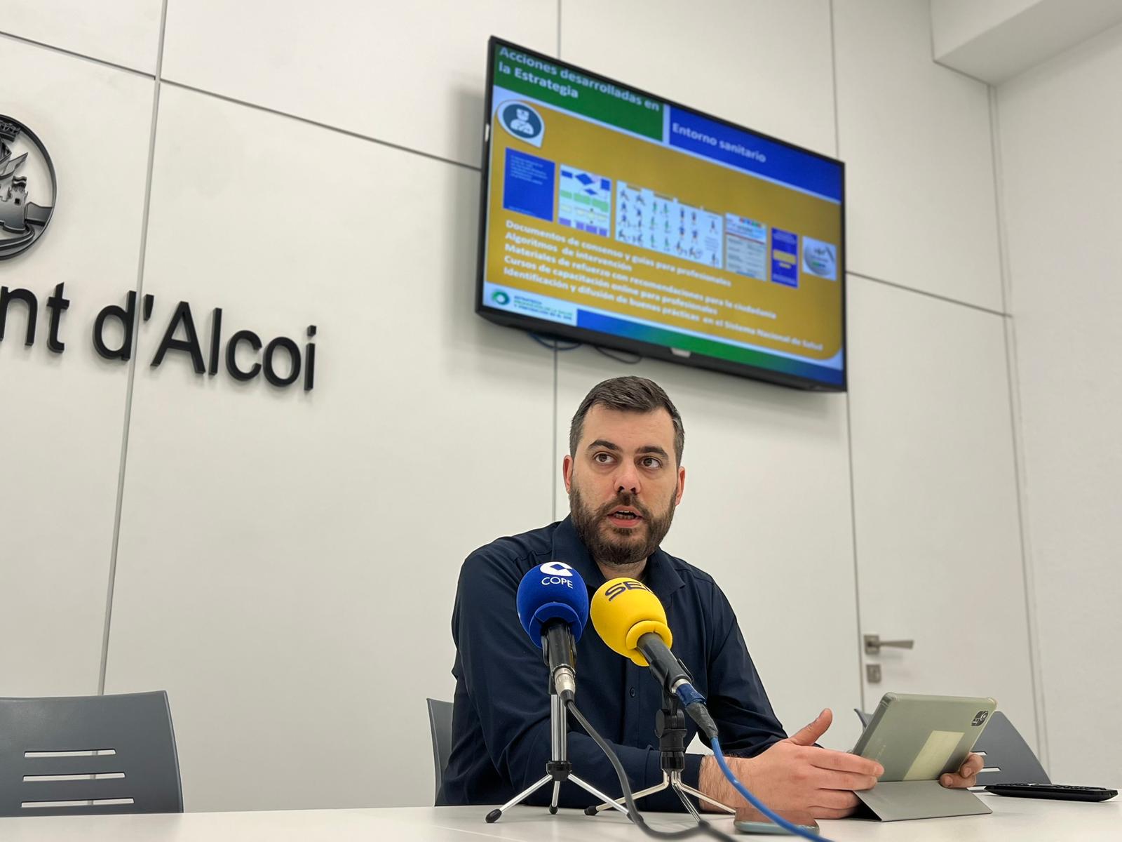 Carles Sansalvador, edil de Salud Pública, presentando la Estrategia de promoción de la salud y prevención del Ministerio de Sanidad a la que se ha adherido Alcoy.