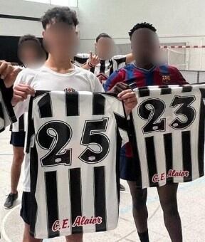 Els menors emigrants posen amb les samarretes donades pel club alaiorenc.