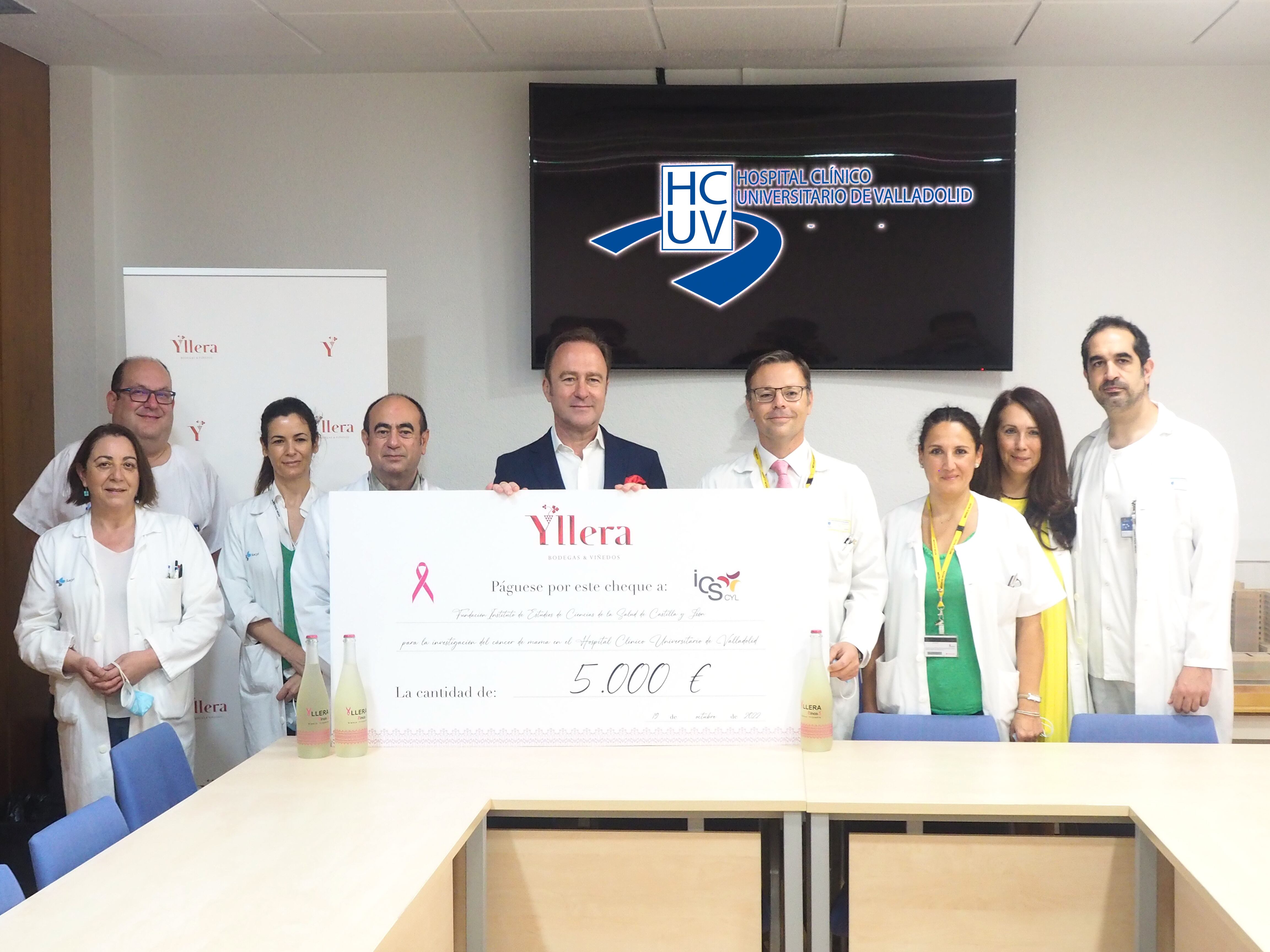 Entrega de los 5.000 euros del Grupo Yllera para la lucha contra el cáncer de mama