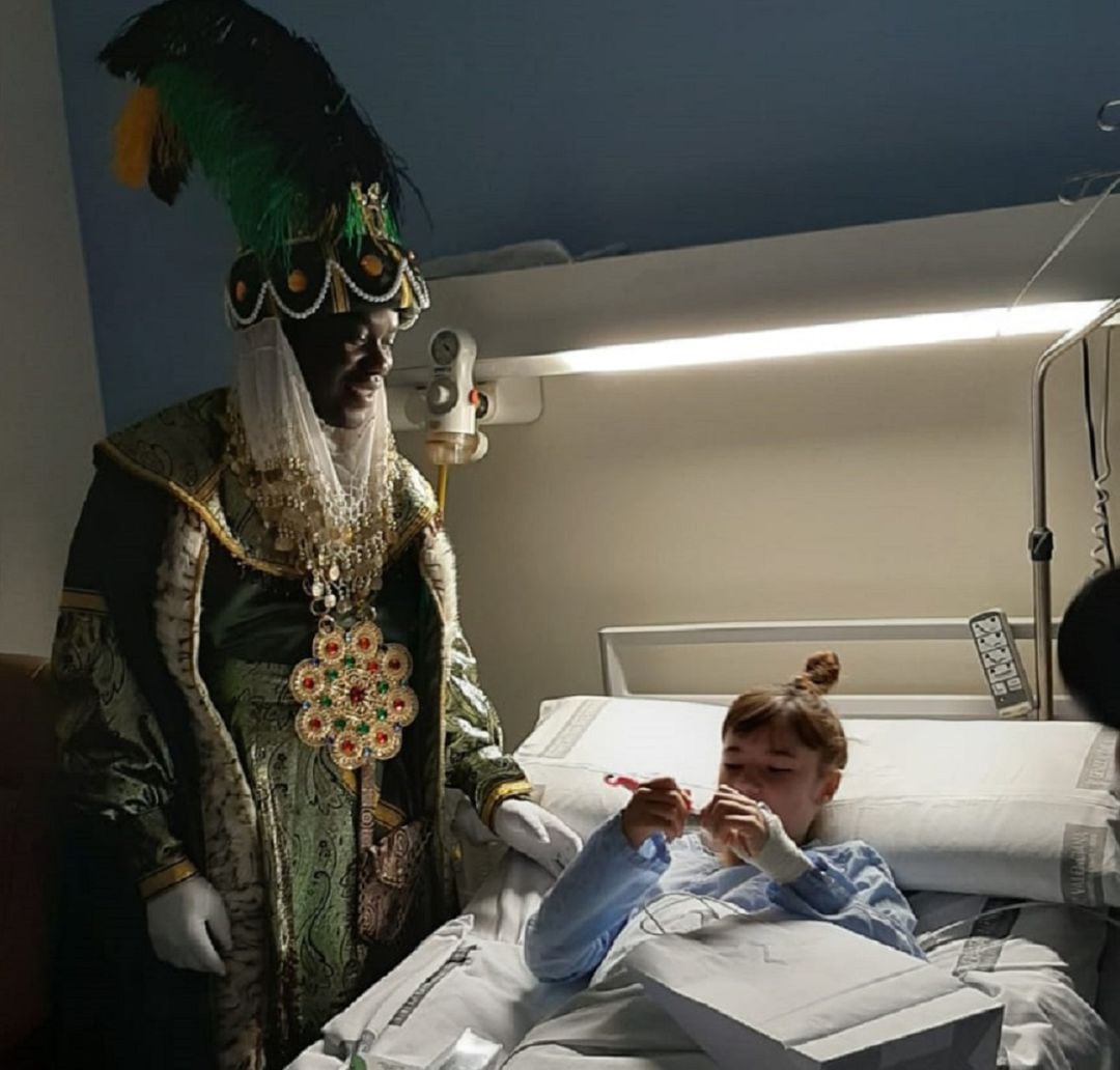 El Rey Baltasar visita a Carla en el Hospital La Fe